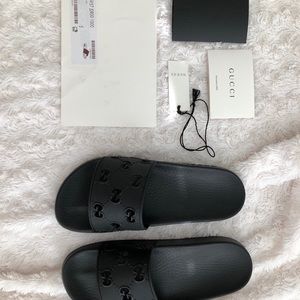 Gucci rubber GG slides “black”